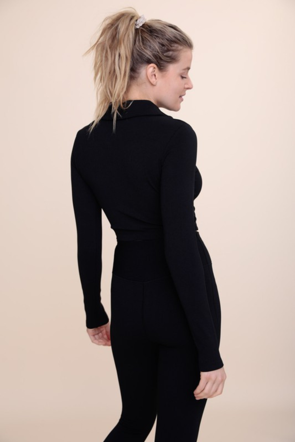 The silhouette of our dreams. This cropped long sleeve comes in our ribbed material and has the chicest polo collar. Pair it with leggings for the perfect performance outfit.